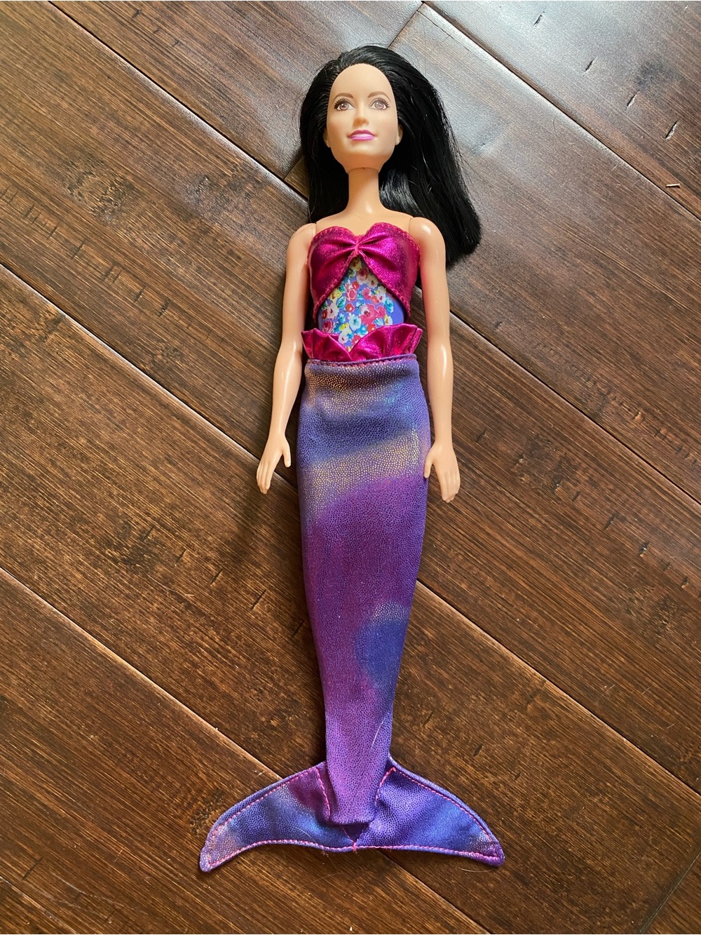 2 Swim Barbies with 2 mermaid outfits - Picture 13 of 14